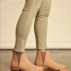 Nisolo chelsea boots in sand brown